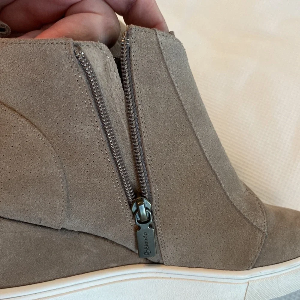 Blondo Gatsby Wedge Waterproof Sneakers Size 5.5 M